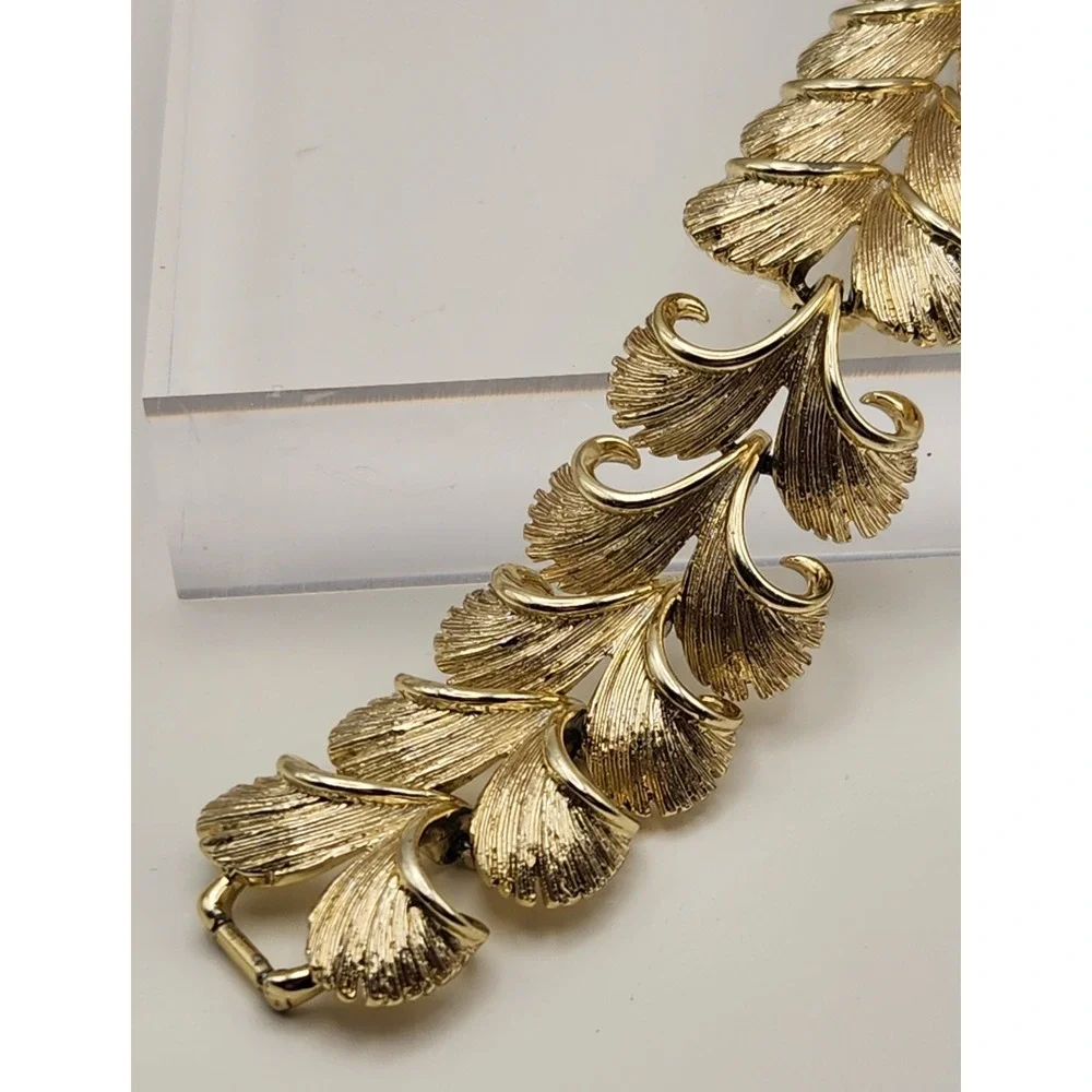 Vintage Lisner Gold Tone Textured Leaf Link Bracelet 7